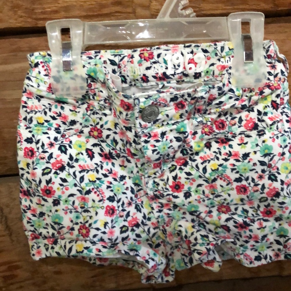Baby gap size 5 floral shorts.